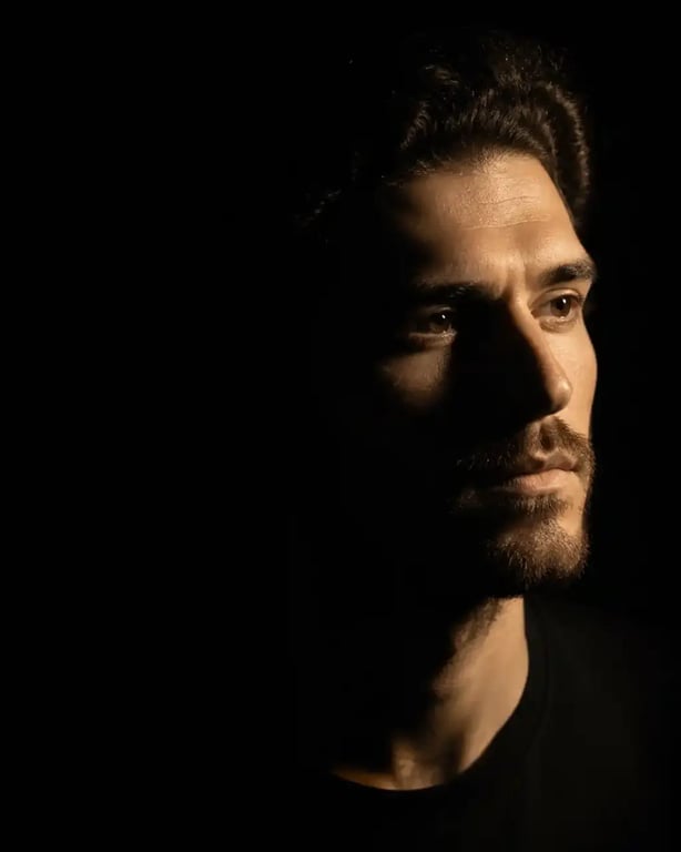 Portrait en clair-obscur illustrant la photographie ombre et lumière